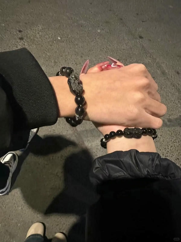 hình ảnh nắm tay nhau thật