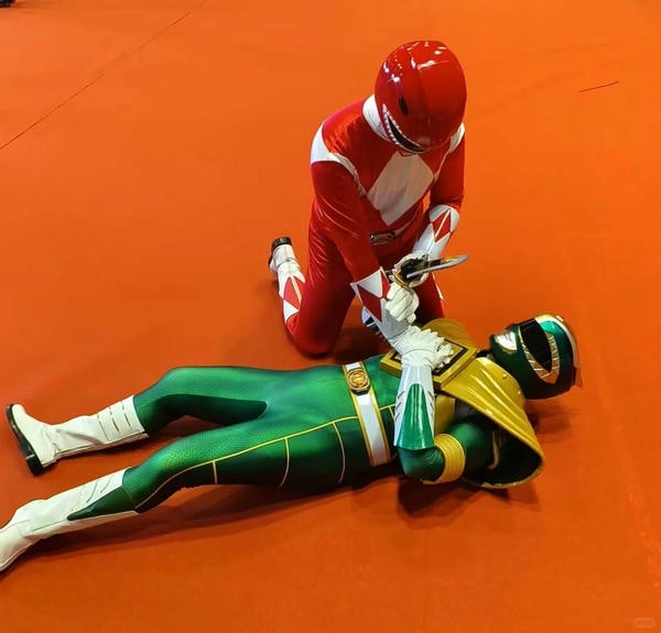 siêu nhân khủng long 26