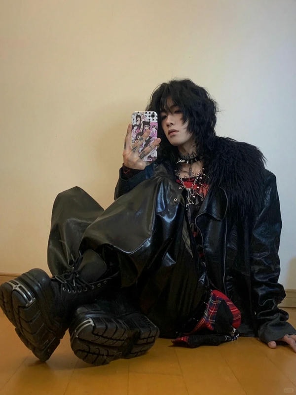 tạo dáng chụp ảnh trước gương nam 1