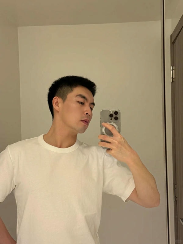 tạo dáng chụp ảnh trước gương nam 10