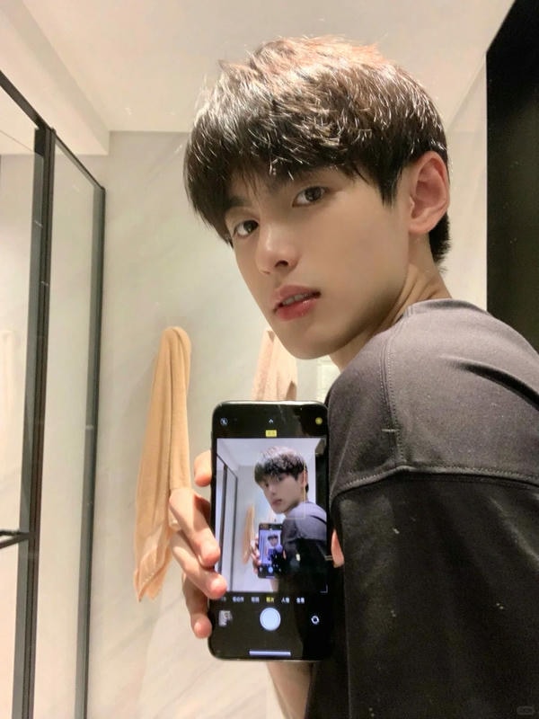 tạo dáng chụp ảnh trước gương nam 12