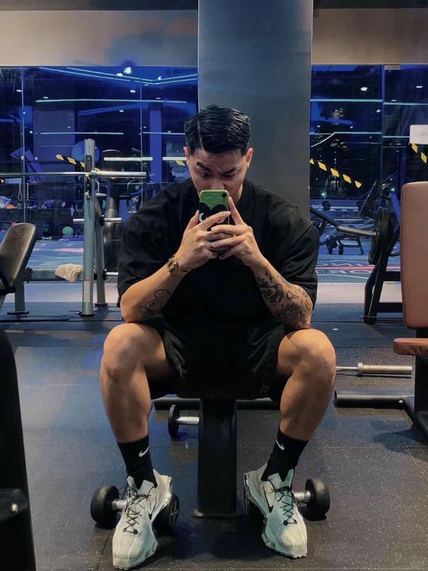 tạo dáng chụp ảnh trước gương nam 14