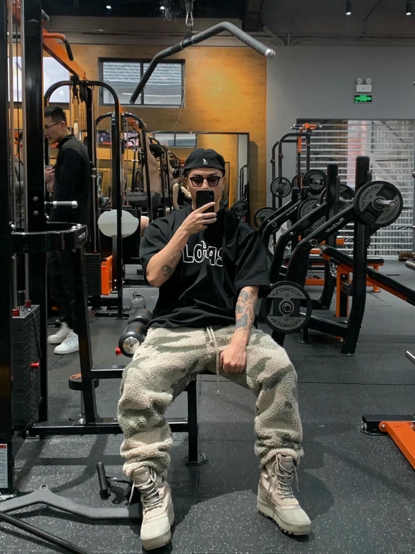 tạo dáng chụp ảnh trước gương nam 15