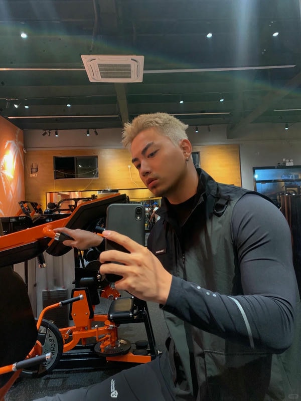 tạo dáng chụp ảnh trước gương nam 16