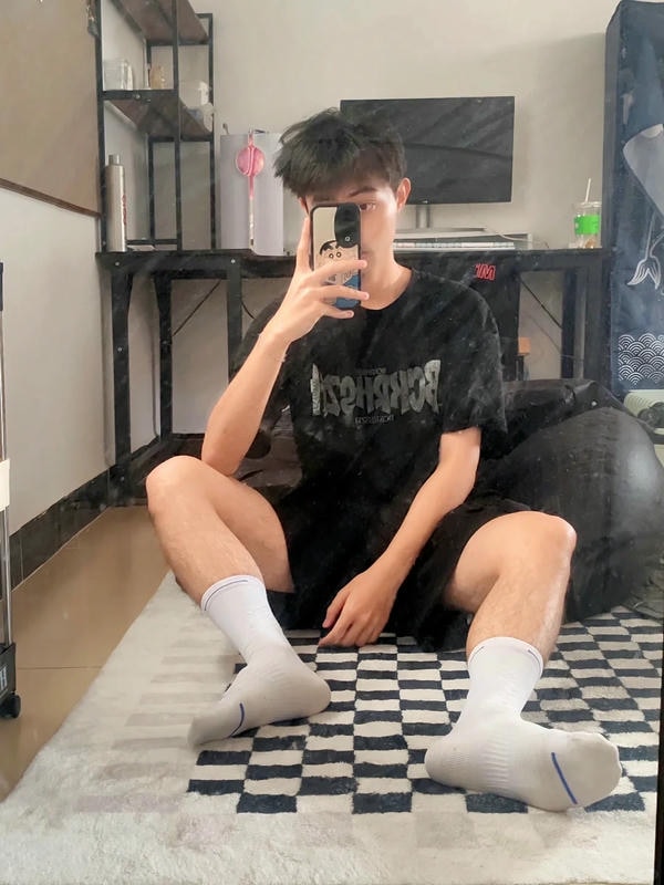 tạo dáng chụp ảnh trước gương nam 17