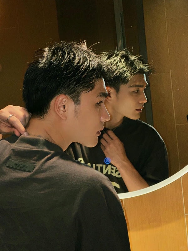 tạo dáng chụp ảnh trước gương nam 18