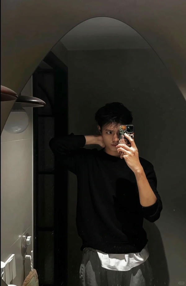 tạo dáng chụp ảnh trước gương nam 19