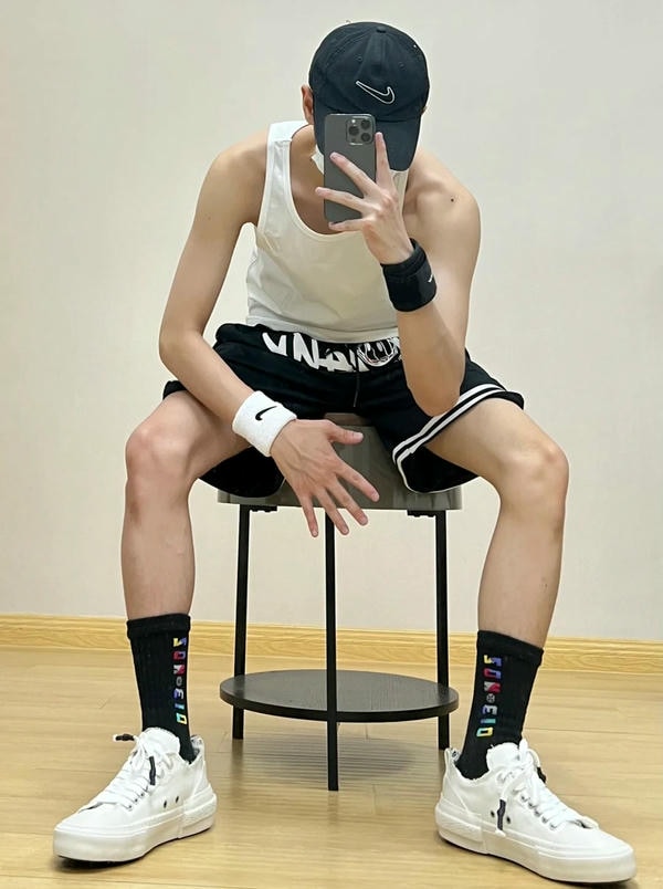 tạo dáng chụp ảnh trước gương nam 22