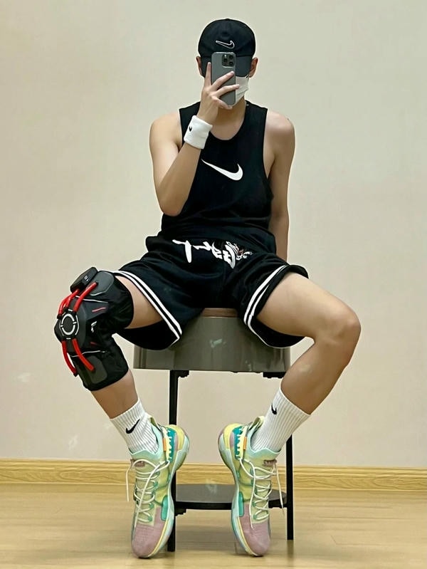 tạo dáng chụp ảnh trước gương nam 23