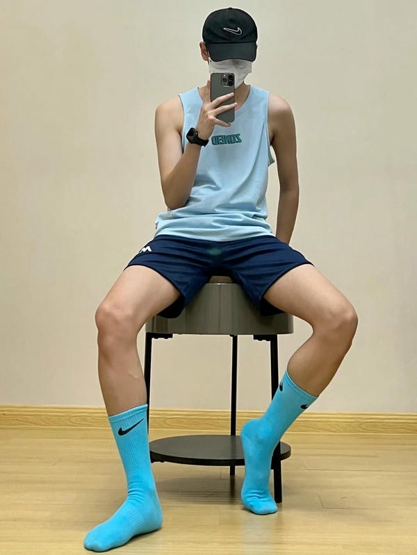 tạo dáng chụp ảnh trước gương nam 24