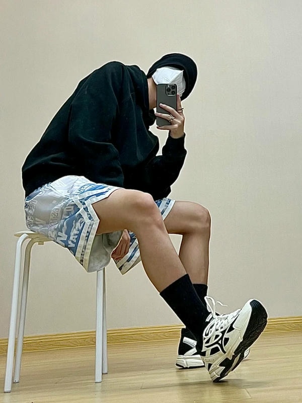 tạo dáng chụp ảnh trước gương nam 25