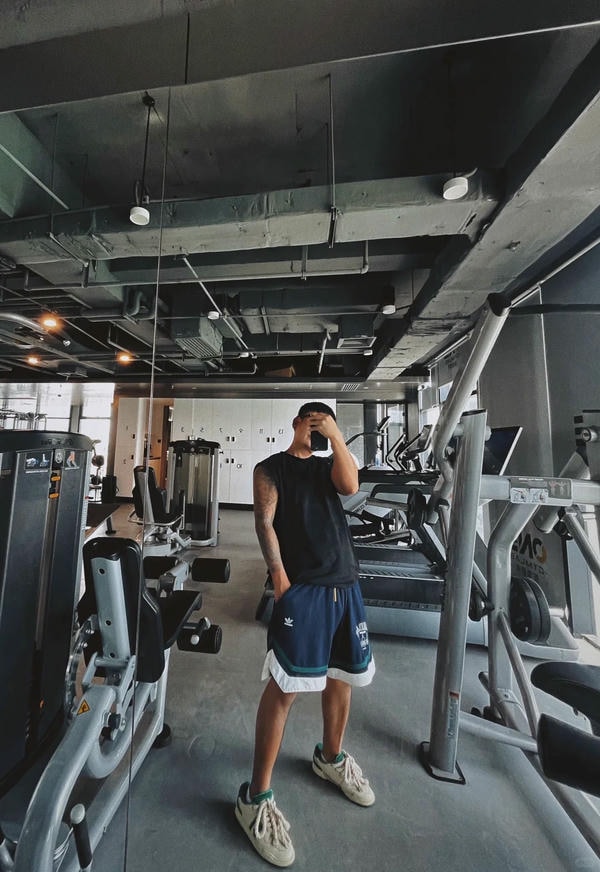 tạo dáng chụp ảnh trước gương nam 27