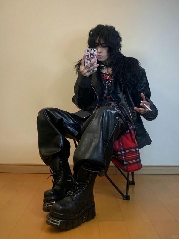 tạo dáng chụp ảnh trước gương nam 3