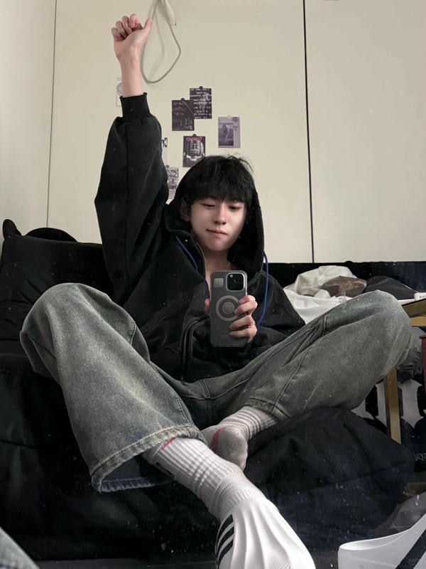 tạo dáng chụp ảnh trước gương nam 30