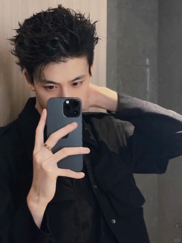 tạo dáng chụp ảnh trước gương nam 31