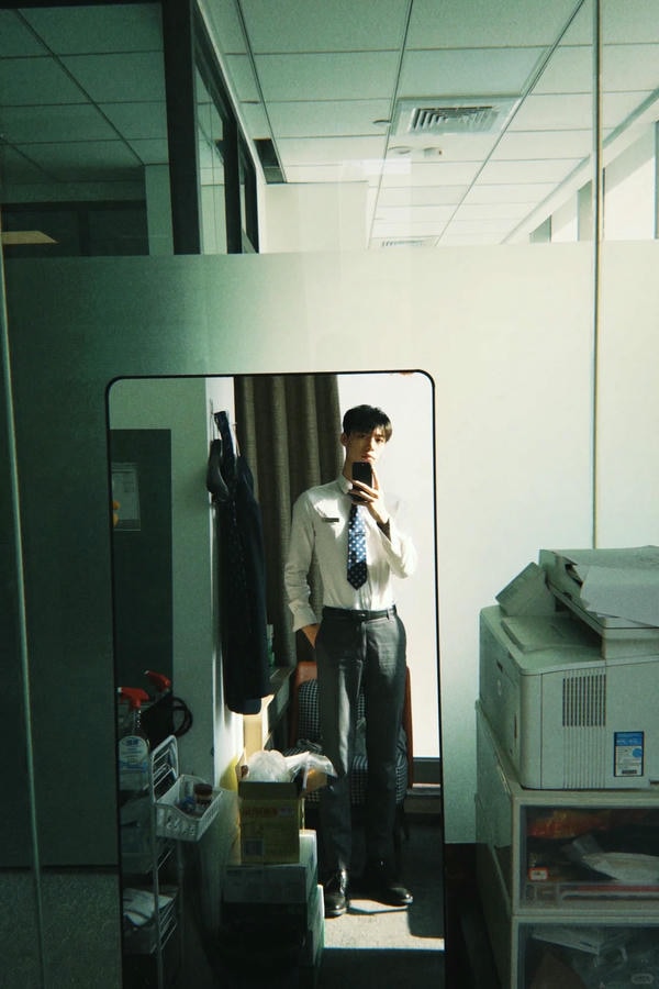 tạo dáng chụp ảnh trước gương nam 32