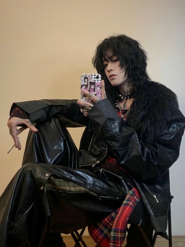 tạo dáng chụp ảnh trước gương nam 4