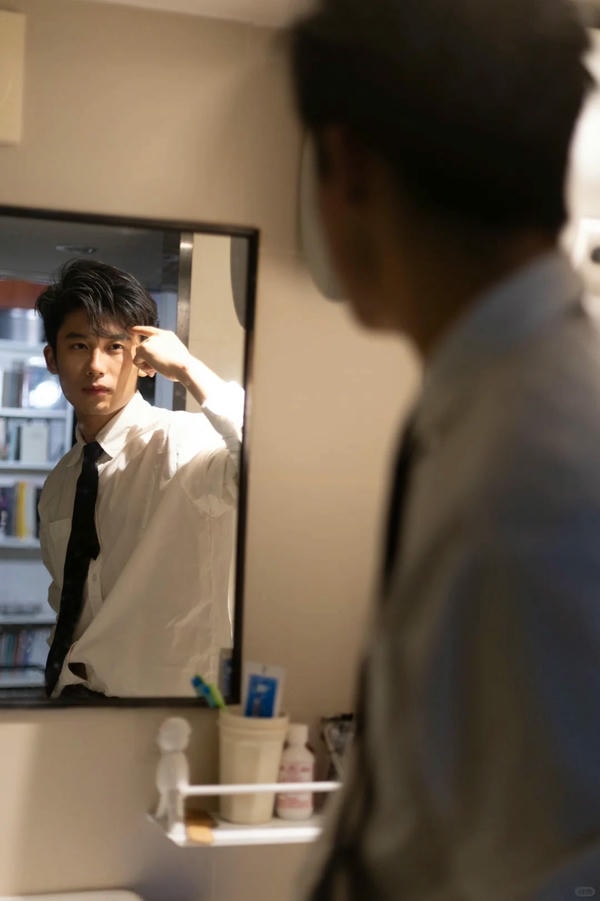 tạo dáng chụp ảnh trước gương nam 8