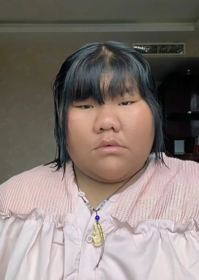 ảnh gái xấu biểu cảm nghiêm túc hài hước