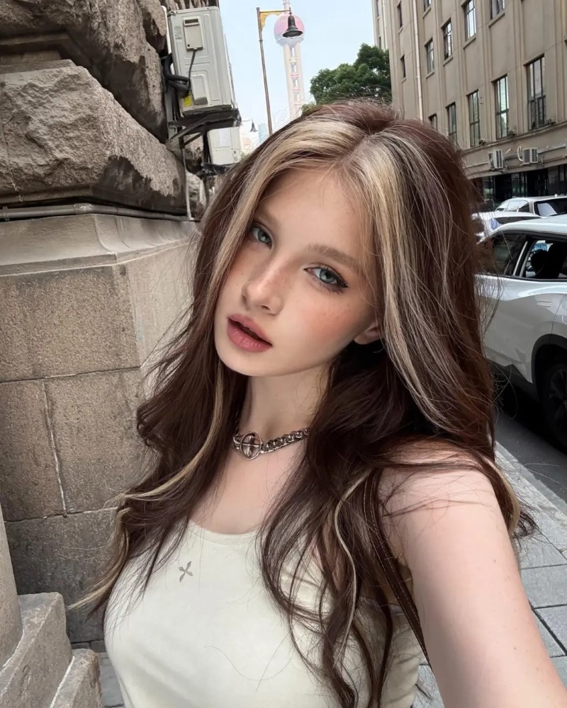 cô gái châu Âu tạo dáng với phong thái tự tin