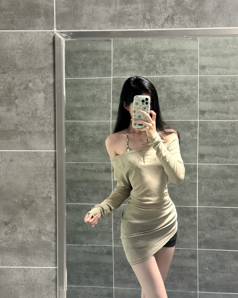 cô gái đứng chụp ảnh trước gương