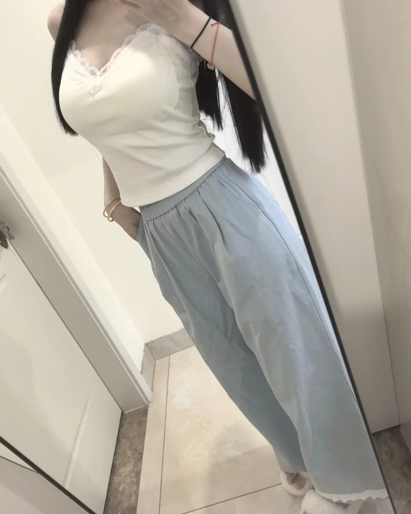 cô gái mặc quần dài xám chụp gương toàn thân