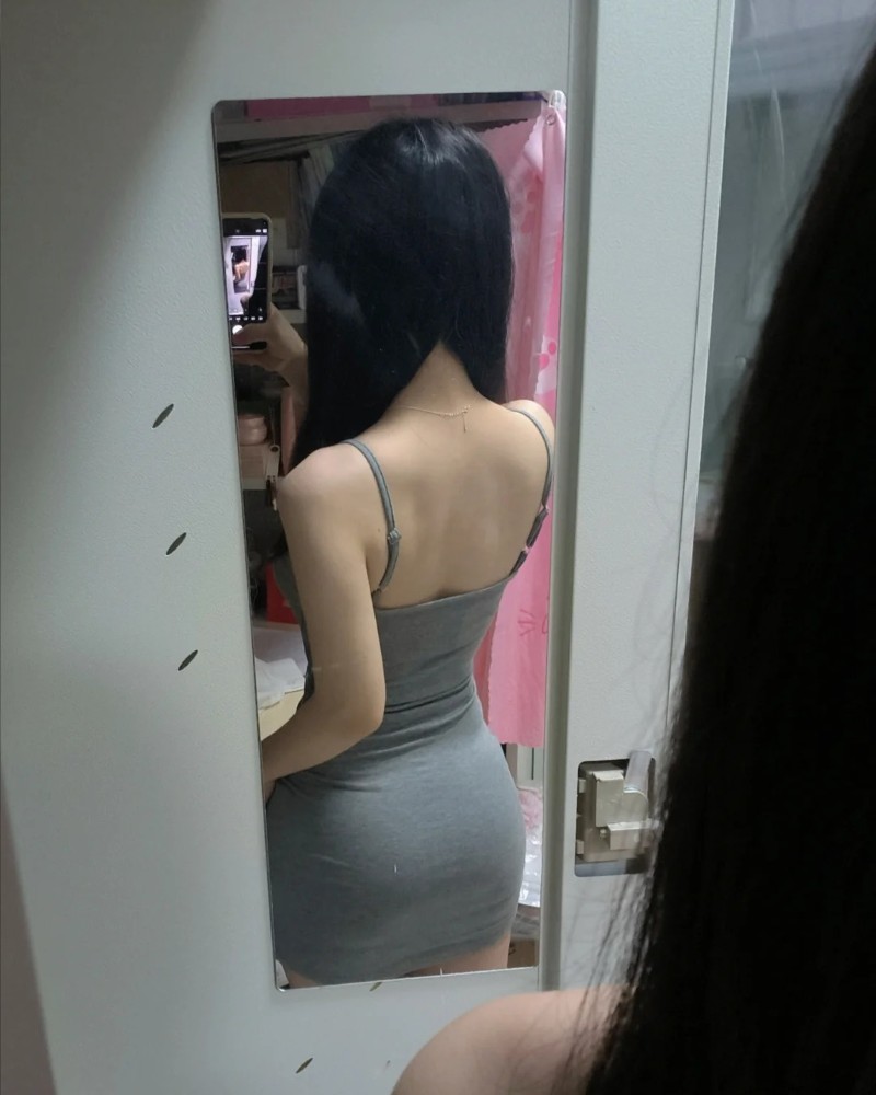 cô gái chụp gương trong phòng tắm với váy ôm tối màu