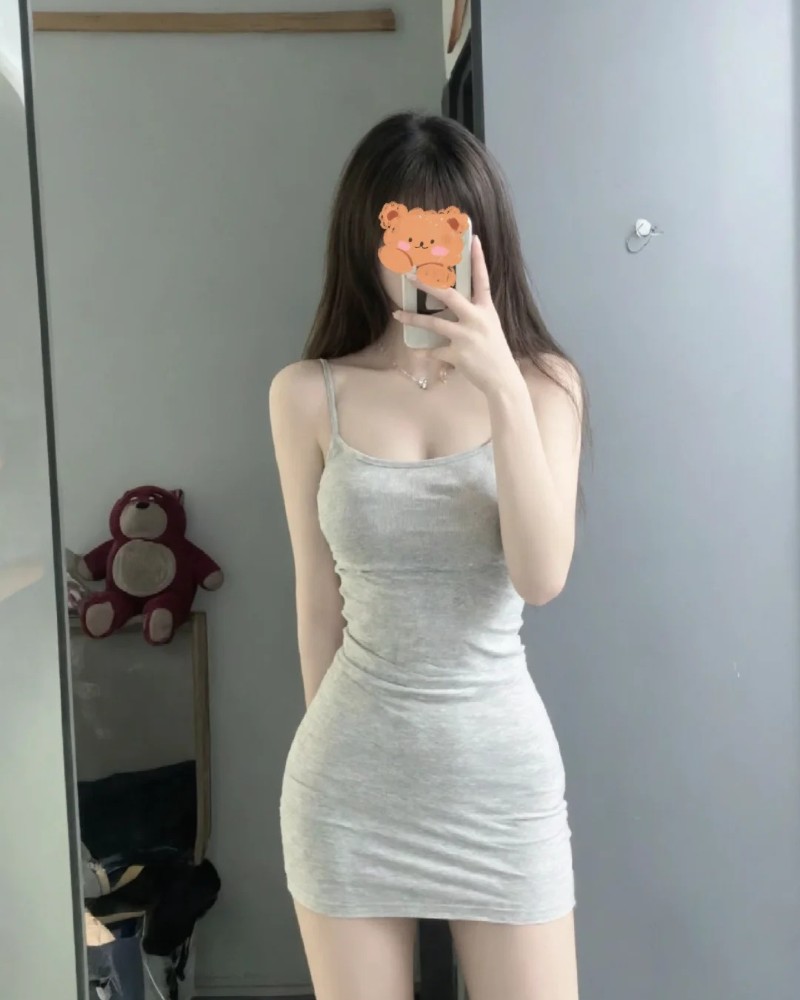 nàng mặc váy trắng dài ôm sát đứng chính diện