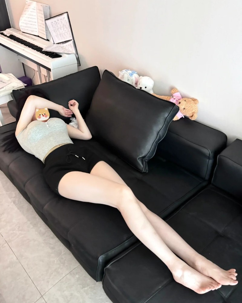 cô nàng tạo dáng trên sofa với đồ đen