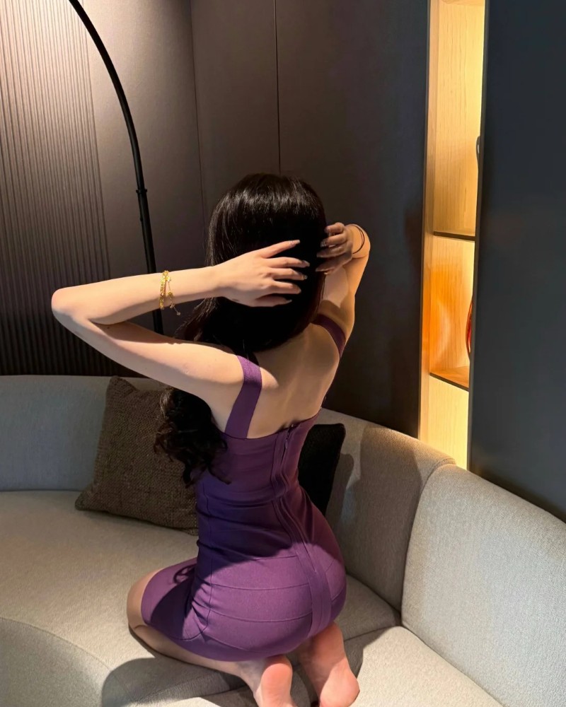 Cô gái tạo dáng gợi cảm trong không gian phòng tối