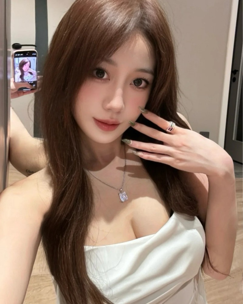 Người đẹp diện váy trắng chụp ảnh cận mặt