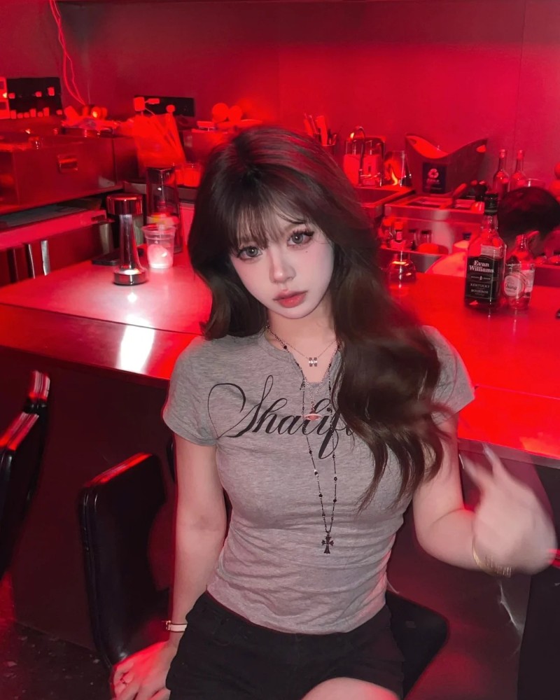 Cô gái diện trang phục cá tính trong ánh đèn đỏ