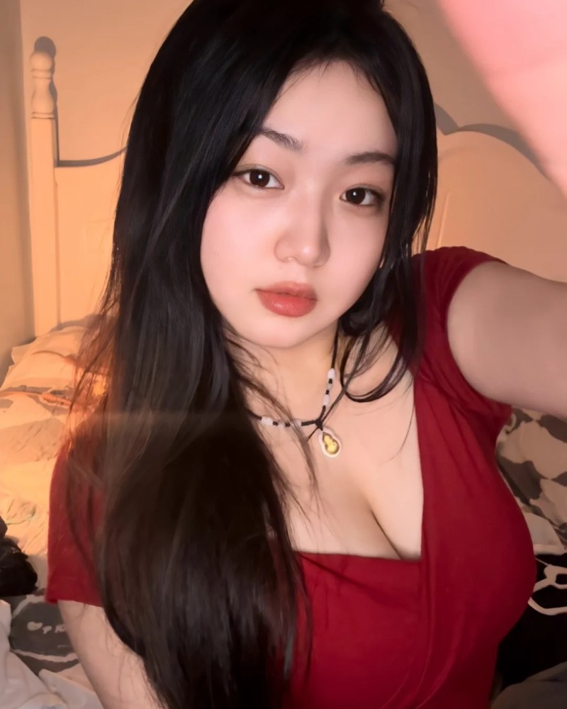 Người đẹp chụp ảnh selfie với biểu cảm cuốn hút