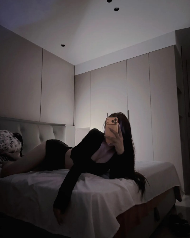 Cô gái ngồi thư giãn trong không gian tối