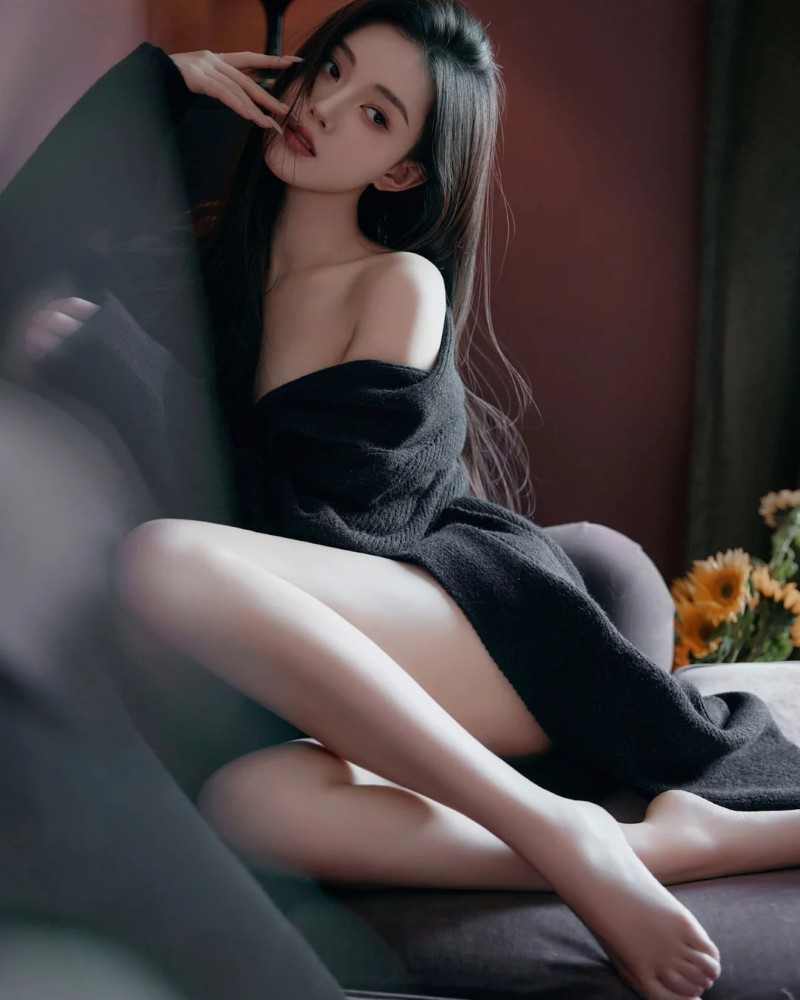 Nàng ngồi tạo dáng với phong cách quyến rũ