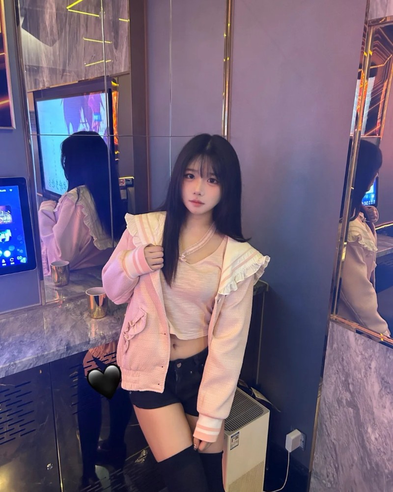 Nàng tạo dáng trong phòng với ánh đèn xanh