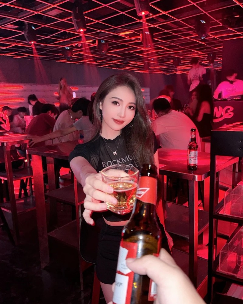 Nàng tạo dáng trong không gian bar ánh đỏ