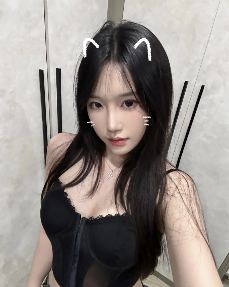 Cô gái mặc váy body đứng tạo dáng