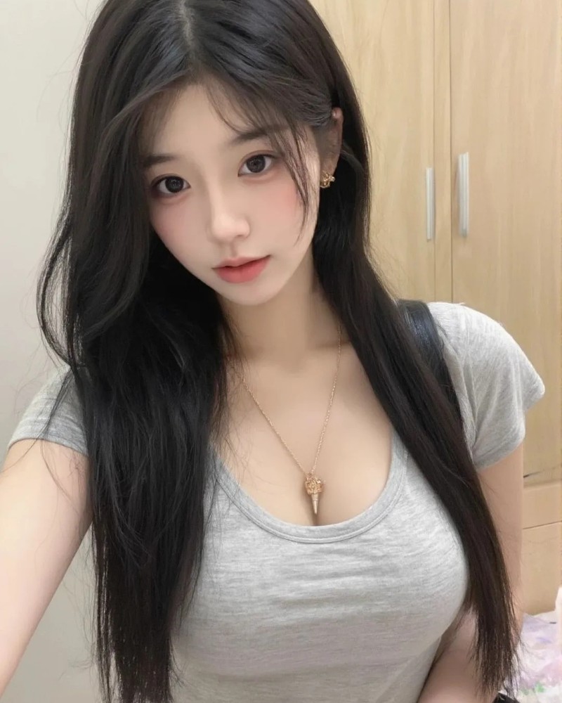 Nàng chụp ảnh cận mặt với trang phục đơn giản