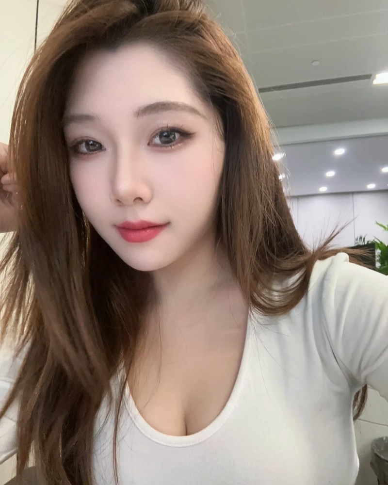 Cô gái diện áo sát nách phong cách đời thường