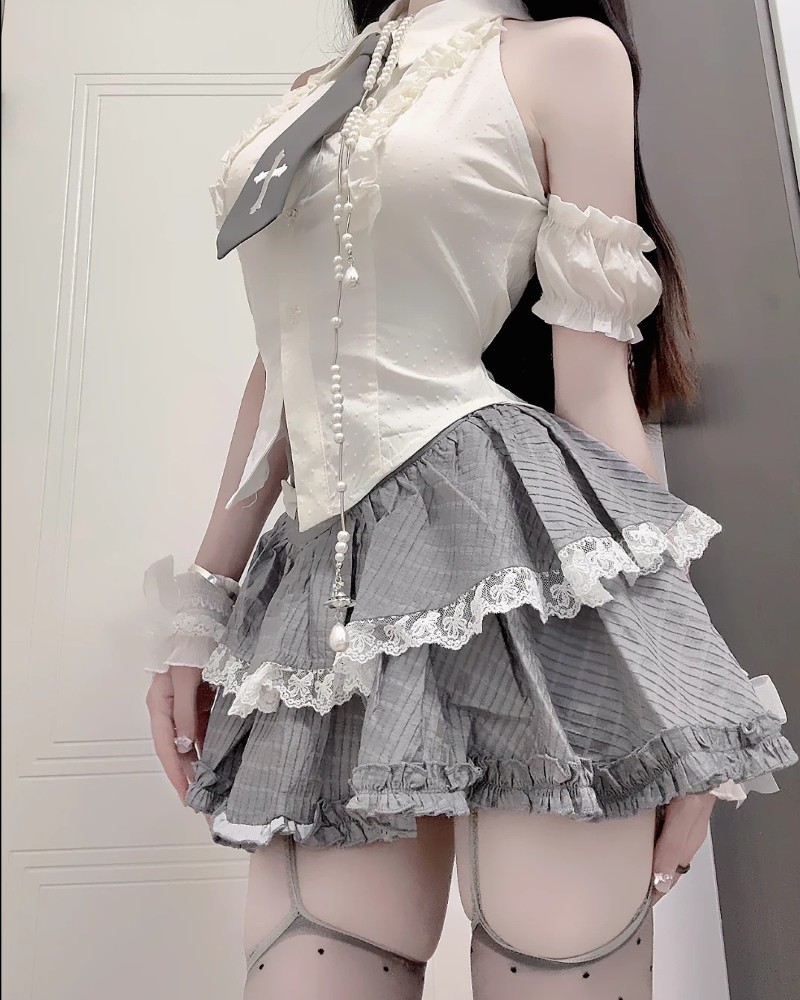 Cô gái diện váy ngắn phong cách nữ tính