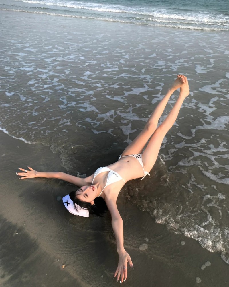 Người đẹp tạo dáng dưới nước với phong cách nghệ thuật