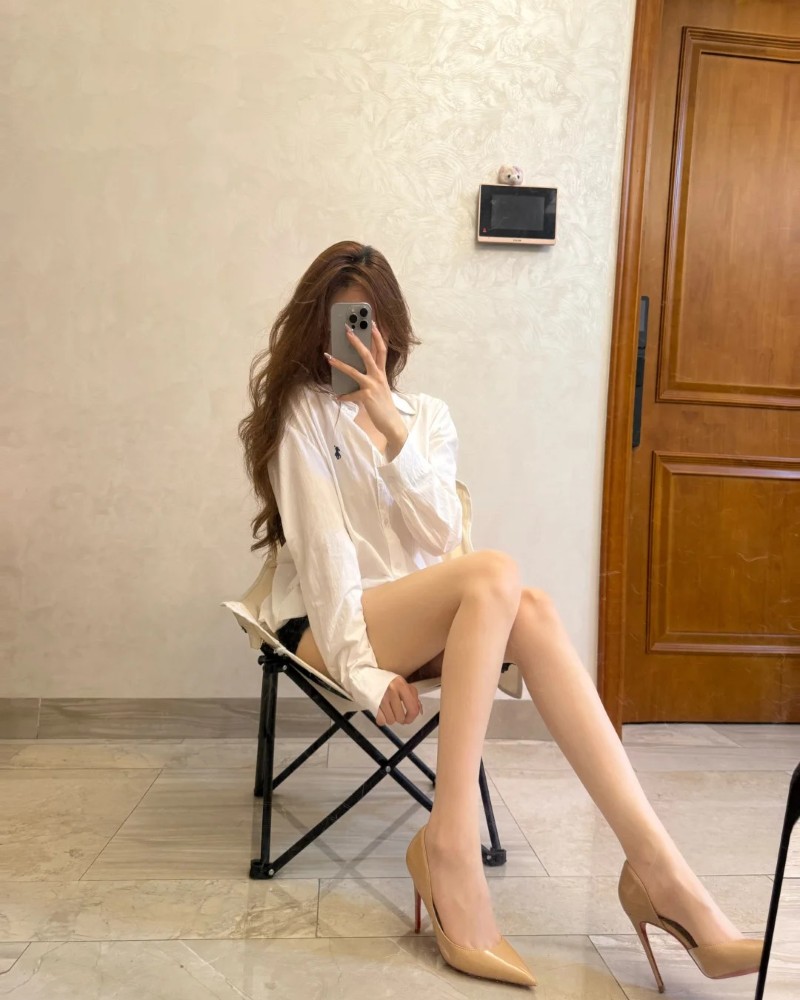 ảnh gái ngon mặc váy ngắn tạo dáng trong phòng