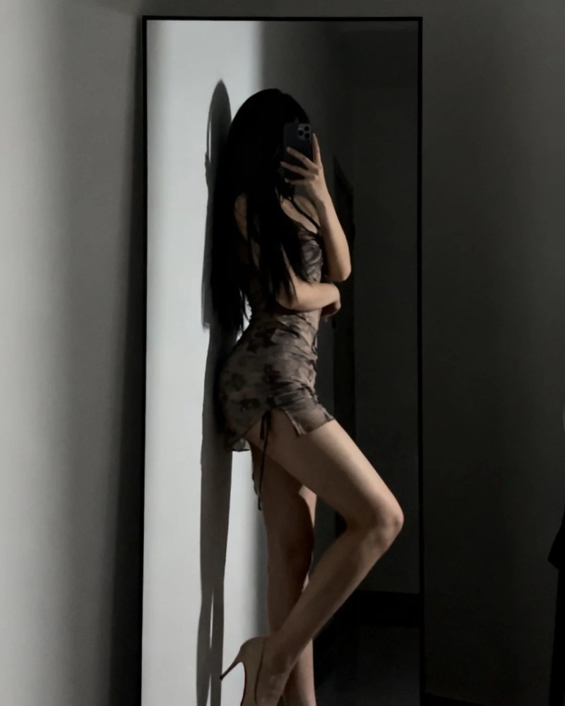 ảnh gái ngon đứng nghiêng tạo dáng