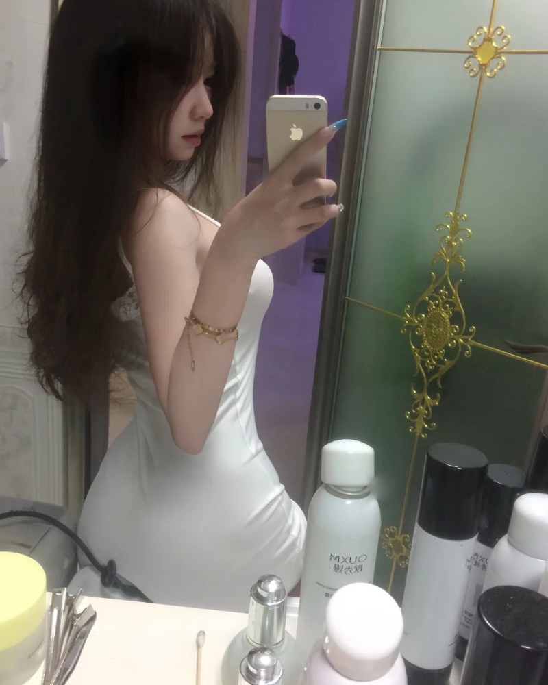 Nàng chụp ảnh gương với outfit đơn giản