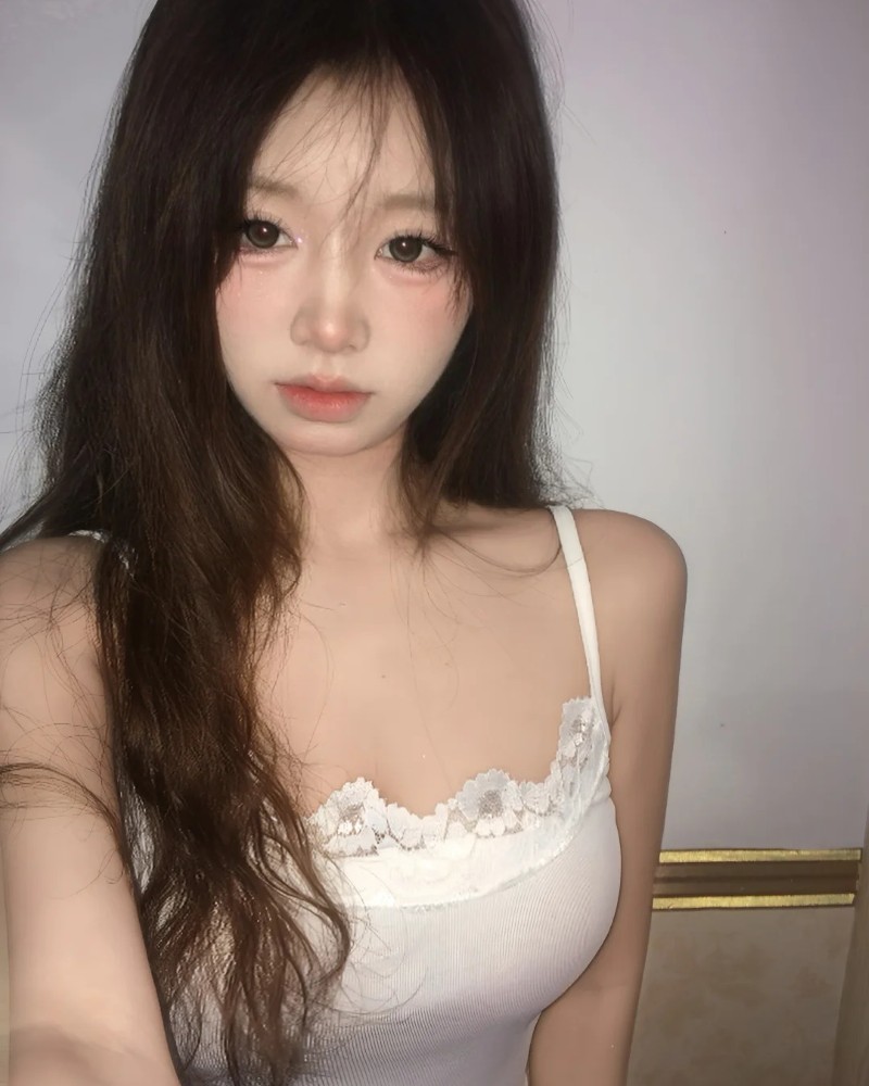 Cô gái diện váy hai dây phong cách nữ tính