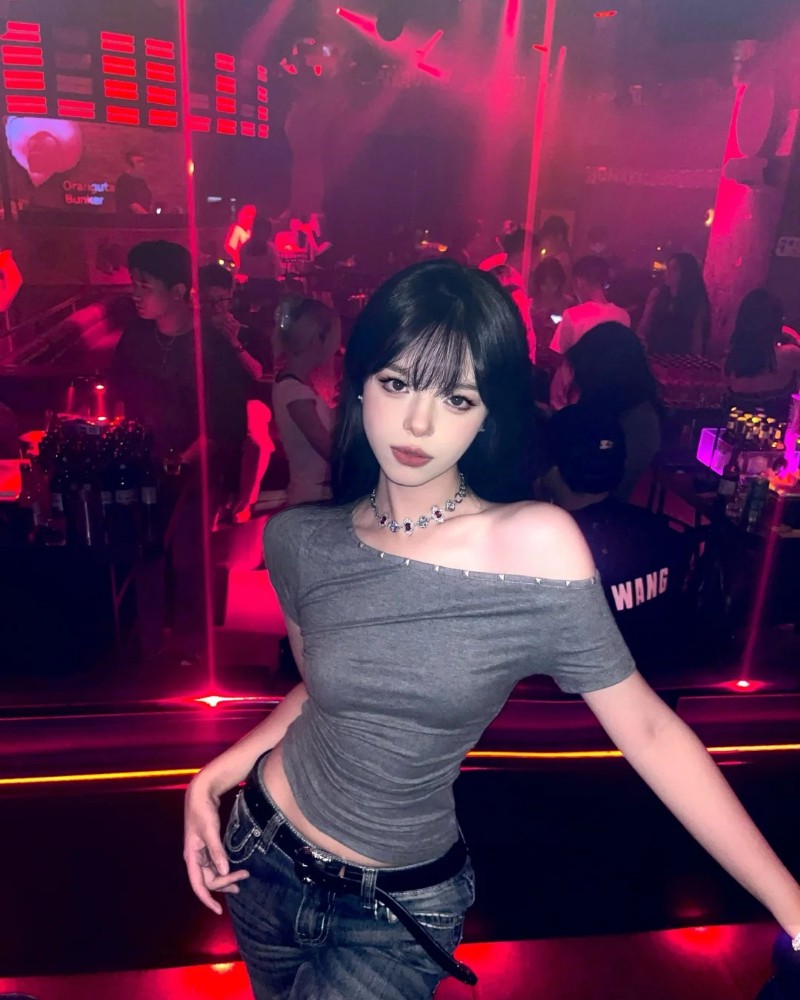 Cô gái tạo dáng trong quán bar dưới ánh đèn đỏ