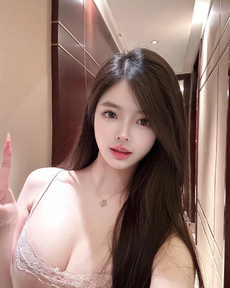 cô gái mặc váy khoe dáng trong phòng