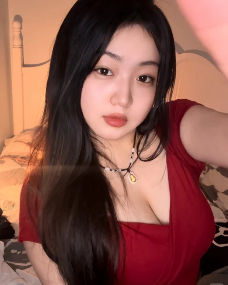 nàng mặc áo đỏ cổ sâu tạo dáng quyến rũ