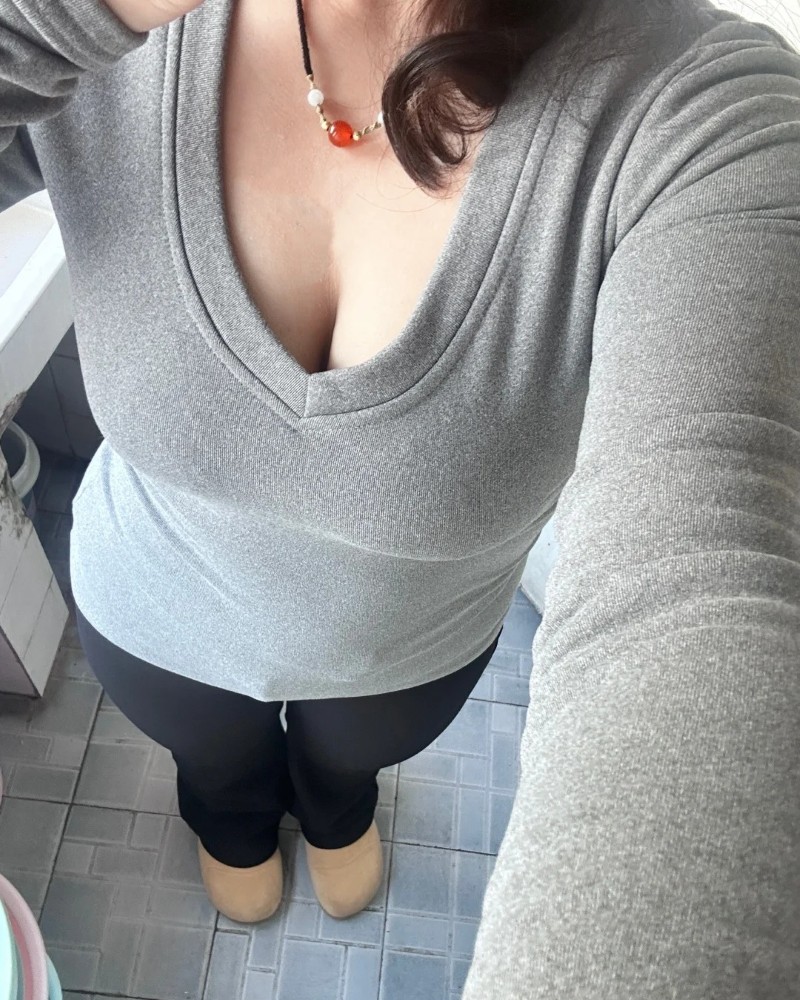 nàng mặc áo xám dài tay chụp từ góc cao